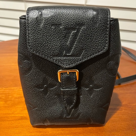Louis Vuitton Elegant Black Leather Bag - Picture 1 of 6